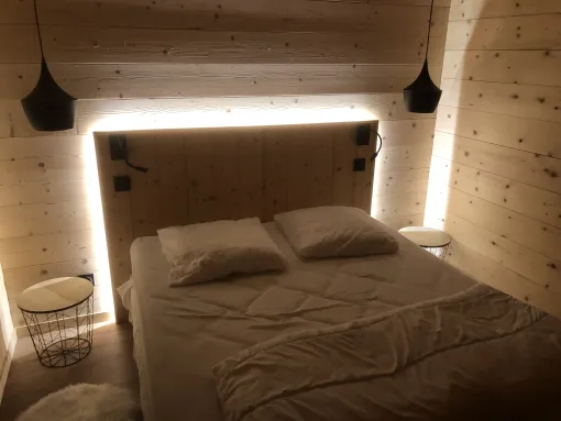 Installation de bandeaux LED pour des têtes de lit dans un chalet à Murol, Aigueperse, AD Électricité