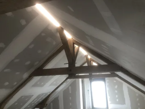 Installation d'un bandeau LED en sous-toiture à la Ferté-Haute-Rive, Aigueperse, AD Électricité