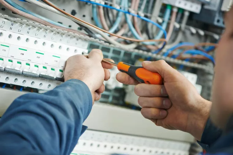 Installation de tableau électrique et lumières dans un magasin à Aigueperse, Aigueperse, AD Électricité